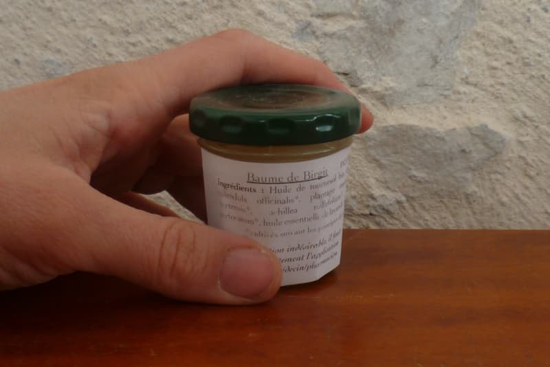 Pot de Baume de Birgit tenu dans la main