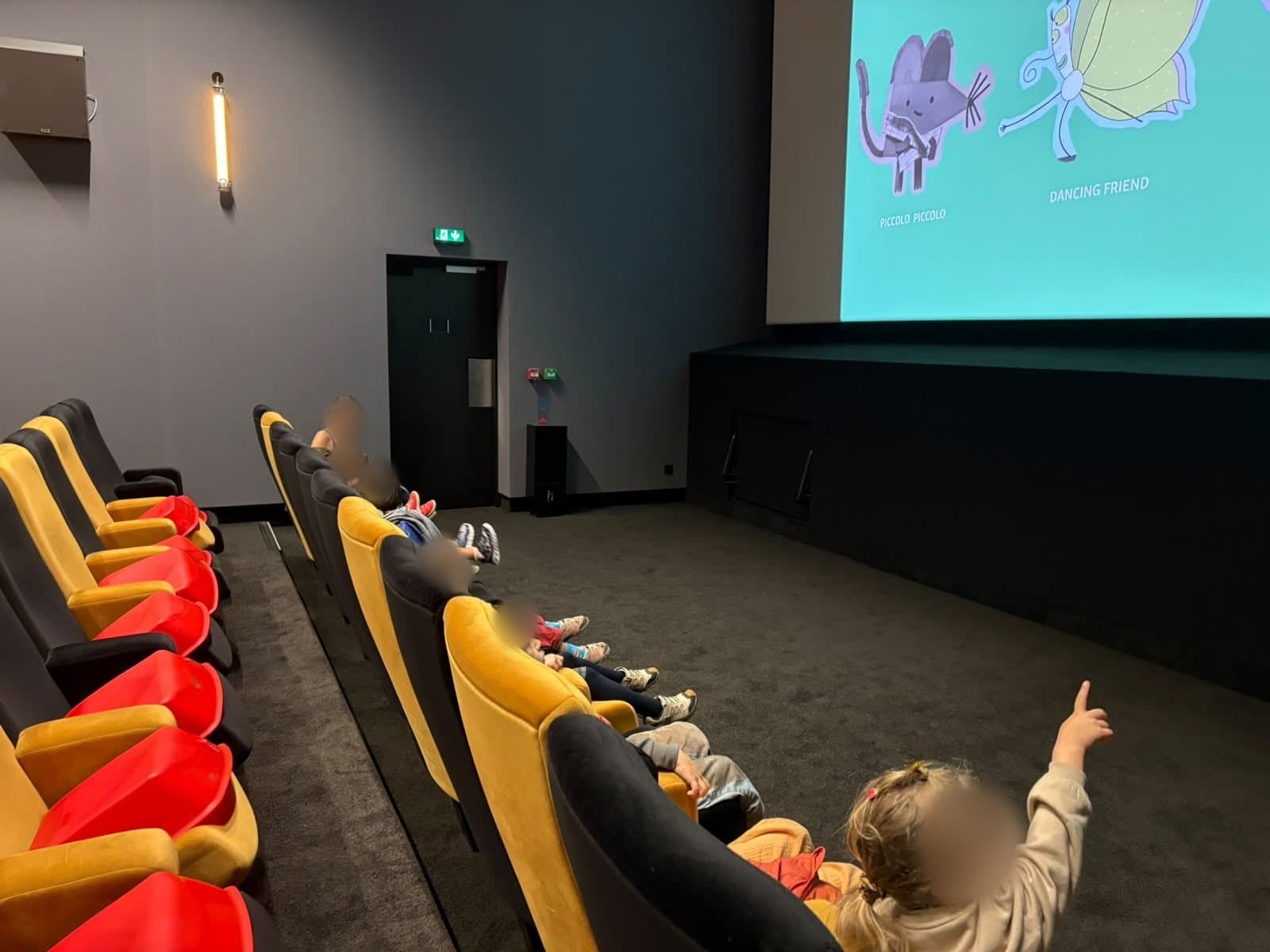 Les 3-6 ans dans la salle du cinéma Le Concorde, devant l'écran