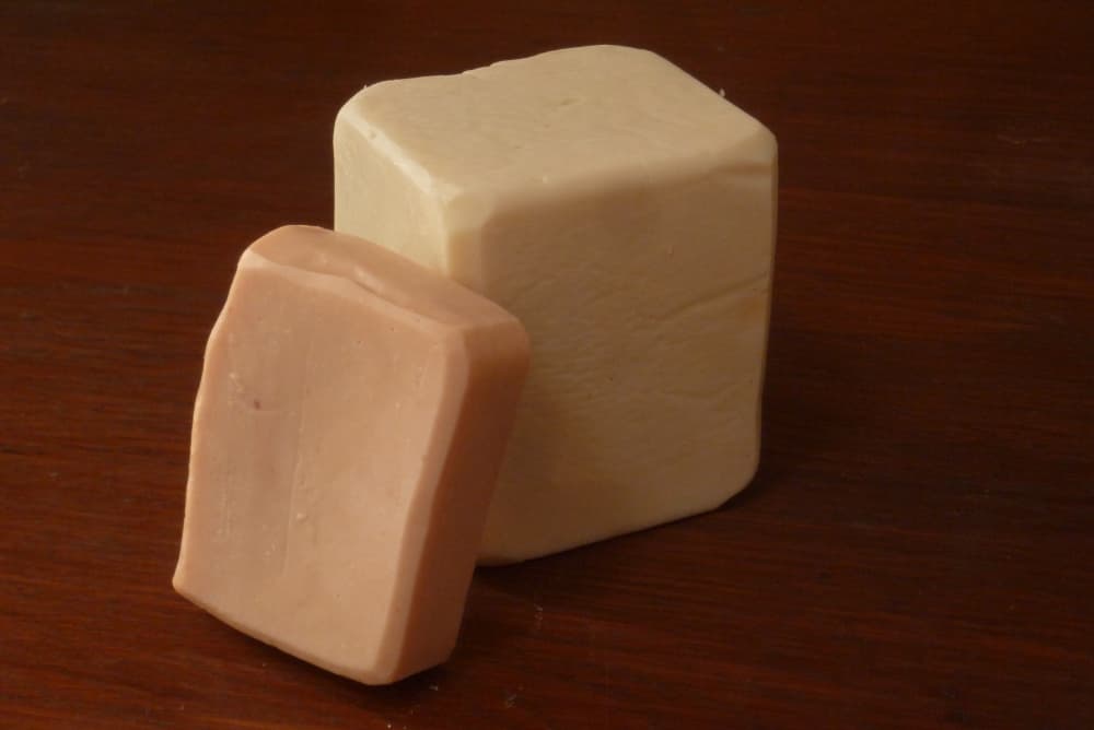 Savonnettes et gros savon au miel - École les Quatre Saisons